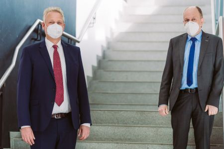 Landrat Christoph Rüther begrüßt den zukünftigen Ordnungsdezernenten Dr. André Brandt (l.)